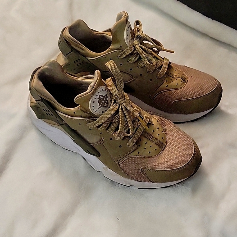 Nike Olive Green  Sneakers size 8.5 men good condition